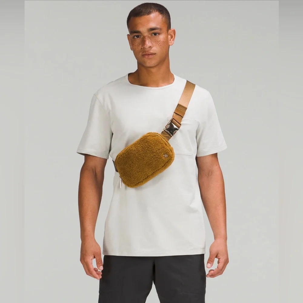 Lululemon Everywhere Belt Bag 
Burnt Caramel *Fleece* Sherpa JUST FEW LEFT 🎉 - Picture 2 of 7